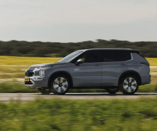 OUTLANDER PHEV header