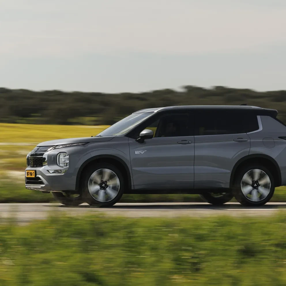 OUTLANDER PHEV header