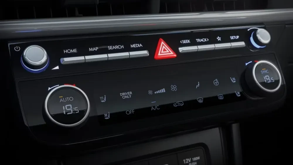 6,6-inch touchscreen climate control.